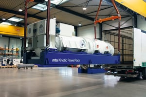 DRUPS-yksikkö - mtu Kinetic PowerPack asennetaan teollisuuslaitokseen, mikä havainnollistaa nykyaikaista dieselmoottorilla pyörivää keskeytymätöntä sähkönsyöttötekniikkaa.